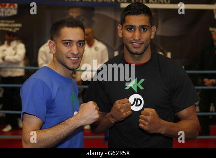 Boxen - Amir Khan Media Work - English Institute of Sport. Haroon Khan und sein Bruder Amir (rechts) nach einer Medienarbeit am English Institute of Sport, Sheffield. Stockfoto