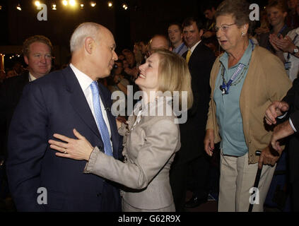 Der konservative Führer Iain Duncan Smith und seine Frau Betsy bestätigen den Applaus der Delegierten, nachdem er seine Grundsatzrede vor der Konferenz der Konservativen Partei in Bournemouth gehalten hatte. Stockfoto