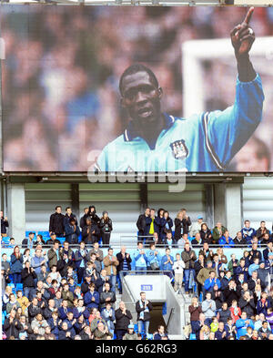 Eine Hommage an den ehemaligen Fußballspieler Marc Vivien-Foe wird während des Spiels der Barclays Premier League im Etihad Stadium in Manchester auf der großen Leinwand gezeigt. Stockfoto