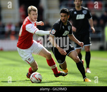 Rotherham Utd's Michael O'Connor tritt im New York Stadium, Rotherham, gegen Danny Rose von Aldershot Town während des npower League Two-Spiels an. Stockfoto