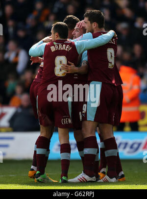 Burnley Spieler feiern mit Martin Paterson, nachdem sie ihr zweites Tor beim npower Championship Spiel in Molineux, Wolverhampton, erzielt haben. Stockfoto