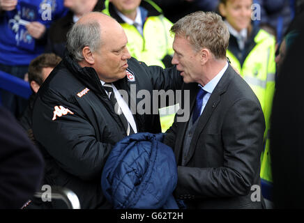 Fulham Manager Martin Jol (links) und Everton Manager David Moyes Schütteln Sie die Hände vor dem Anstoß Stockfoto