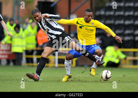 Soccer - npower Football League One - Notts County / Coventry City - Meadow Lane. Franck Moussa von Coventry City (rechts) und Curtis Thompson von Notts County kämpfen um den Ball Stockfoto