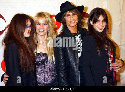 Steven Tyler, Lead-Sänger der amerikanischen Rockgruppe Aerosmith, und seine Familie kommen für die VH1/Vogue Fashion Awards in die Radio City Music Hall in New York, USA. Bei der jährlichen Preisverleihung werden große Namen aus der Mode- und Musikindustrie ausgezeichnet. Stockfoto