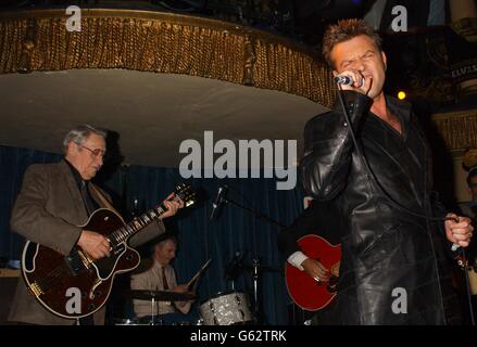 Der legendäre Scotty Moore - der in Elvis's Backing Band spielte - spielt ein Set mit Darren Day im Cafe de Paris im Zentrum von London. Stockfoto