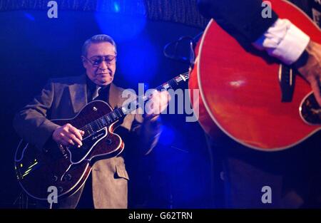 Der legendäre Scotty Moore - der in Elvis's Backing Band spielte - spielt ein Set mit Darren Day im Cafe de Paris im Zentrum von London. Stockfoto
