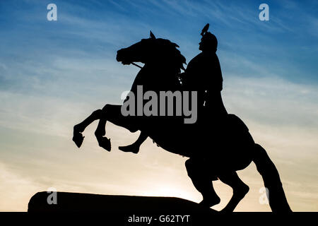 Peter das große Denkmal, der eherne Reiter. Silhouette gegen den Himmel der Dämmerung mit Krähe drauf. St. Petersburg, Russland Stockfoto