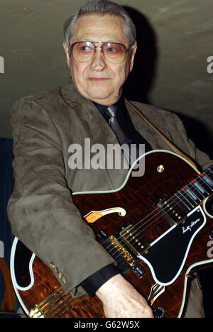 Der legendäre Scotty Moore - der in Elvis's Backing Band spielte - spielt ein Set mit Darren Day im Cafe de Paris im Zentrum von London. Stockfoto
