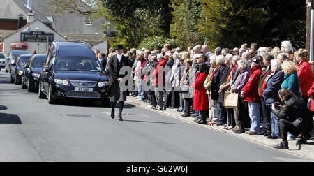 Menschenmassen säumen die Straßen, als die Cortege in der Our Lady of Compassion Church, Formby, Merseyside für die Beerdigung der Hillsborough Campaigner Anne Williams ankommt. Stockfoto