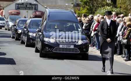 Menschenmassen säumen die Straßen, als die Cortege in der Our Lady of Compassion Church, Formby, Merseyside für die Beerdigung der Hillsborough Campaigner Anne Williams ankommt. Stockfoto