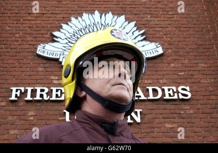 Der 49-jährige Robert Hines, ein Feuerwehrmann aus der Feuerwache von Wimbledon im Süden Londons, steht vor dem Hauptquartier der Fire Brigades Union in Kingston, Surrey. *, Herr Hines, der 24 Jahre Erfahrung als Londoner Feuerwehrmann hat, unterstützt den vorgeschlagenen Streik widerwillig, nachdem der stellvertretende Premierminister John Prescott die Forderung der FBU nach einem unabhängigen Schiedsverfahren über Lohnerhöhungen abgelehnt hatte. Stockfoto