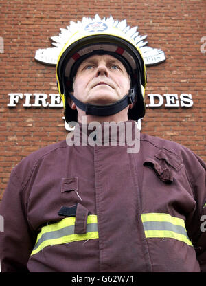 Der 49-jährige Robert Hines, ein Feuerwehrmann aus der Feuerwache Wimbledon im Süden Londons, steht vor dem Hauptquartier der Fire Brigades Union in Kingston, Surrey. *...Herr Hines, der 24 Jahre Erfahrung als Londoner Feuerwehrmann hat, unterstützt den vorgeschlagenen Streik widerwillig, nachdem der stellvertretende Premierminister John Prescott die Forderung der FBU nach einem unabhängigen Schiedsverfahren über Lohnerhöhungen abgelehnt hatte. Stockfoto