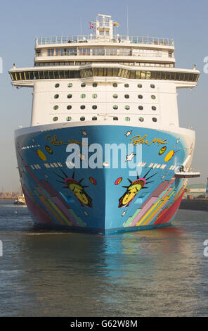 Norwegian Breakaway, mit überlebensgroßen Kunstwerken des Pop-Künstlers Peter Max, kommt zum ersten Mal an den Southampton Docks an. Das 146'600 Tonnen schwere Schiff kommt als 12. Schiff in die Norwegian Cruise Line, mit New York als ganzjährigem Heimathafen. Stockfoto