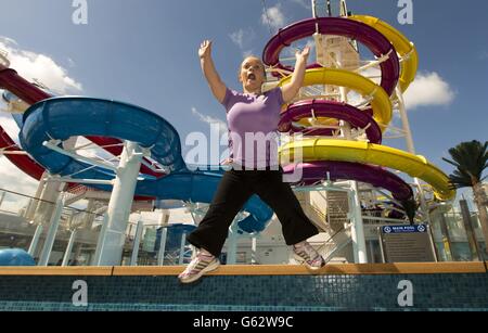 Die Paralympische Schwimmerin Ellie Simmonds startet den größten Wasserpark auf See an Bord des neuen Schiffes Breakaway von Norwegian Cruise Line, das zum ersten Mal an den Southampton Docks ankommt. Das 146'600 Tonnen schwere Schiff tritt als 12. Schiff in ihrer Flotte der Norwegian Cruise Line bei, wobei New York das ganze Jahr über Heimathafen ist. Stockfoto