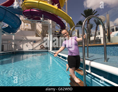 Die Paralympische Schwimmerin Ellie Simmonds startet den größten Wasserpark auf See an Bord des neuen Schiffes Breakaway von Norwegian Cruise Line, das zum ersten Mal an den Southampton Docks ankommt. Das 146'600 Tonnen schwere Schiff tritt als 12. Schiff in ihrer Flotte der Norwegian Cruise Line bei, wobei New York das ganze Jahr über Heimathafen ist. Stockfoto