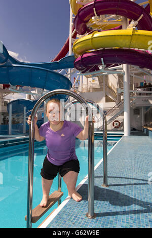 Die Paralympische Schwimmerin Ellie Simmonds startet den größten Wasserpark auf See an Bord des neuen Schiffes Breakaway von Norwegian Cruise Line, das zum ersten Mal an den Southampton Docks ankommt. Das 146'600 Tonnen schwere Schiff tritt als 12. Schiff in ihrer Flotte der Norwegian Cruise Line bei, wobei New York das ganze Jahr über Heimathafen ist. Stockfoto