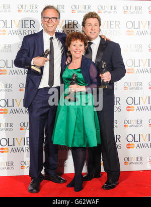 Jonathan Kent (links) Gewinner des „Best Musical Revival“ mit Gewinner des „Best Actor in a Musical“ Michael Ball und Gewinner des „Best Actress in a Musical“ Imelda Staunton im Presseraum bei den Olivier Awards 2013, im Royal Opera House, in Covent Garden, im Zentrum von London. Stockfoto