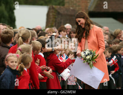 Die Herzogin von Cambridge trifft lokale Schulkinder, als sie das Naomi House Children's Hospice in Winchester, Hampshire verlässt, nachdem sie während der Children's Hospice Week dort war. Stockfoto