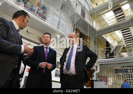 Gouverneur Gary Monaghan (links) spricht mit Justizminister Chris Grayling (rechts) und Justizminister Jeremy Wright (Mitte) während eines Besuchs im Pentonville Gefängnis, bevor er das Ergebnis einer Überprüfung der Gefängnisvergünstigungen bekannt gibt. Stockfoto