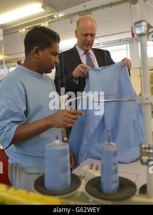 Justizminister Chris Grayling (rechts) spricht mit einem Häftling in einem Workshop während eines Besuchs im Pentonville Gefängnis mit dem Gefängnisminister Jeremy Wright (nicht abgebildet), bevor er das Ergebnis einer Überprüfung der Gefängnisvergünstigungen ankündigt. Stockfoto