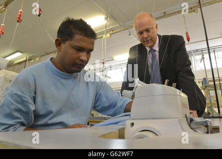 Justizminister Chris Grayling (rechts) spricht mit einem Häftling in einem Workshop während eines Besuchs im Pentonville Gefängnis mit dem Gefängnisminister Jeremy Wright (nicht abgebildet), bevor er das Ergebnis einer Überprüfung der Gefängnisvergünstigungen ankündigt. Stockfoto