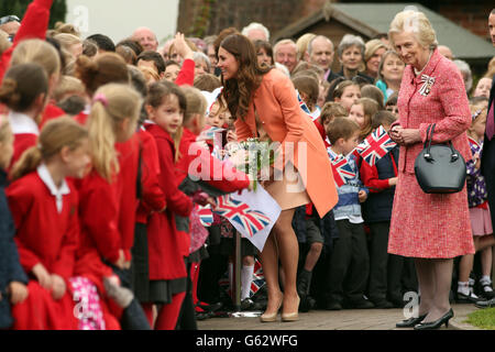 Die Herzogin von Cambridge trifft lokale Schulkinder, während sie das Naomi House Children's Hospice in Winchester, Hampshire, während der Children's Hospice Week besucht. Stockfoto