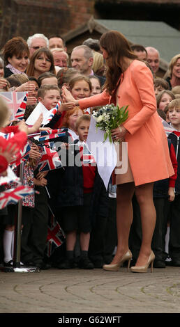 Die Herzogin von Cambridge trifft lokale Schulkinder, als sie das Naomi House Children's Hospice in Winchester, Hampshire verlässt, nachdem sie während der Children's Hospice Week dort war. Stockfoto