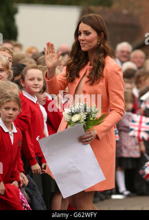 Die Herzogin von Cambridge trifft lokale Schulkinder, als sie das Naomi House Children's Hospice in Winchester, Hampshire verlässt, nachdem sie während der Children's Hospice Week dort war. Stockfoto