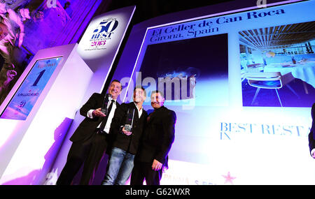 El Cellar de Can Roca gewinnt den Preis "Bestes Restaurant der Welt" mit Chefkoch Joan Roca (links) bei der Auszeichnung "50 Best Restaurants 2013" im Londoner Guildhall. Stockfoto