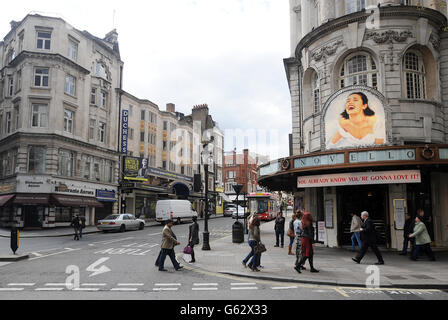 Theater Stock - London. Ein Blick auf das Duchess Theatre (links) in der Catherine Street und das Novello Theatre in Aldwych, im Zentrum von London. Stockfoto