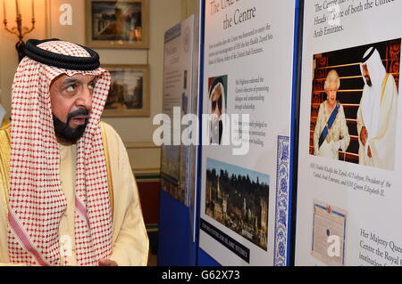 Der Präsident der Vereinigten Arabischen Emirate, Sheikh Khalifa bin Zayed Al Nahyan, betrachtet eine Fotoausstellung während seines Besuchs im Clarence House im Zentrum von London am zweiten Tag seines Staatsbesuchs in Großbritannien. Stockfoto