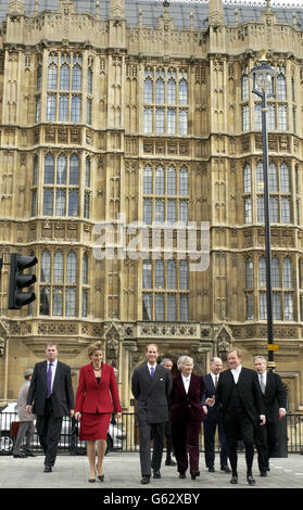 Der Earl (Mitte) und die Gräfin (zweite links) von Wessex, zusammen mit Black Rod, General Sir Michael Willcocks (zweite rechts) und dem Vorsitzenden des House of Commons Works of Art Committee, Tony Banks (ganz rechts) außerhalb Westminster, * nachdem er im Namen der Queen eine verzierte Sonnenuhr erhalten hatte, Die ihr Design genehmigte, als sie Westminster im April dieses Jahres besuchte. Der Zeitnehmer aus Granit und Bronze ist ein gemeinsames Geschenk beider Parlamentsgebäude, um die fünf Jahrzehnte auf dem Thron der Königin zu ehren Stockfoto