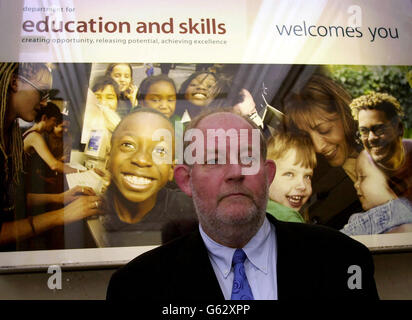 Der neue Staatssekretär für Bildung und Fähigkeiten, Charles Clarke, posiert für ein Foto in seiner Abteilung im Zentrum von London. Herr Clarke, der frühere Vorsitzende der Labour Party, übernimmt Estelle Morris *, die ihren Rücktritt am Mittwoch dem Premierminister zuführte. Stockfoto