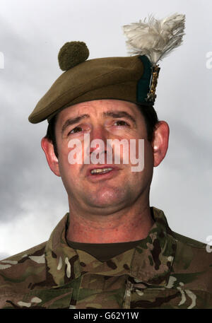 Major Tim Petransky, Sprecher des Royal Highland Fusiliers, 2. Bataillon das Royal Regiment of Scotland (2 Schotten) spricht mit der Presse in Glencorse Barracks, dem Haus der Royal Highland Fusiliers, In der Nähe von Edinburgh, nachdem drei britische Soldaten getötet und sechs weitere verletzt wurden, nachdem ihr schwergepanzertes Fahrzeug von einer großen Straßenbombe getroffen wurde, während sie im Nahr-e Saraj-Bezirk der Provinz Helmand auf Patrouille waren. Stockfoto