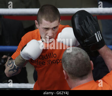 Ricky Burns in einem öffentlichen Workout im St. Enoch Centre in Glasgow, Schottland. Stockfoto