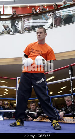 Ricky Burns in einem öffentlichen Workout im St. Enoch Centre in Glasgow, Schottland. Stockfoto