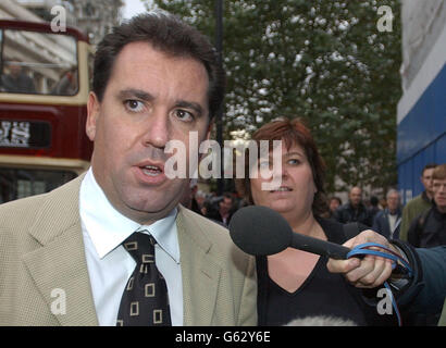 Andy Gilchrist, Generalsekretär der Fire Brigades Union, und Ruth Winters, Präsidentin der Fire Brigades Union, treffen sich im Londoner Whitehall zu einem Treffen mit dem stellvertretenden Premierminister John Prescott. Stockfoto