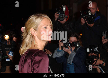 TV-Moderatorin Ulrika Jonsson kommt zu ihrer Buchvorführungsparty in Monty's in der Londoner Sloane Street. Ulrikas Autobiographie 'Honest' erscheint am Freitag, den 25. Oktober 2002. Stockfoto