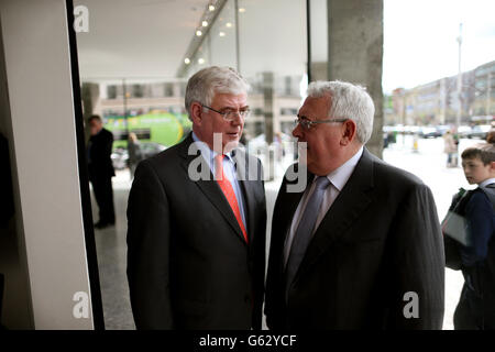 Tanaiste und Minister für Außen- und Handelspolitik Eamon Gilmore (links) mit dem Minister für Außenbeziehungen Joe Costello nach der Gründung von One World, One Future: Irlands Politik zur internationalen Entwicklung im irischen Hilfszentrum in Dublin. Stockfoto