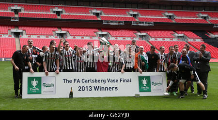 Fußball - FA Vase - Finale - Spennymoor Town / Tunbridge Wells - Wembley Stadium. Das Team von Spennymoor Town feiert mit der Trophäe Stockfoto