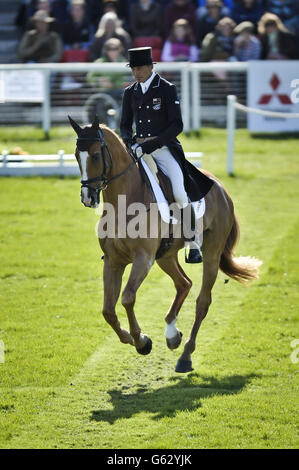 Der Neuseeländer Andrew Nicholson in Aktion während der Dressur auf seinem Pferd Nereo am dritten Tag der Badminton Horse Trials in Badminton, Gloucestershire. Stockfoto