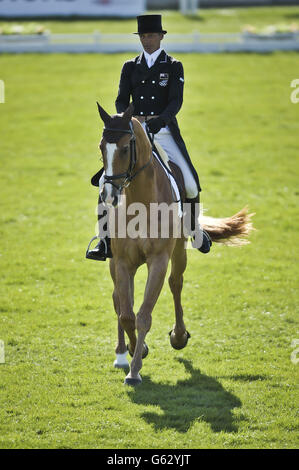 Der Neuseeländer Andrew Nicholson in Aktion während der Dressur auf seinem Pferd Nereo am dritten Tag der Badminton Horse Trials in Badminton, Gloucestershire. Stockfoto