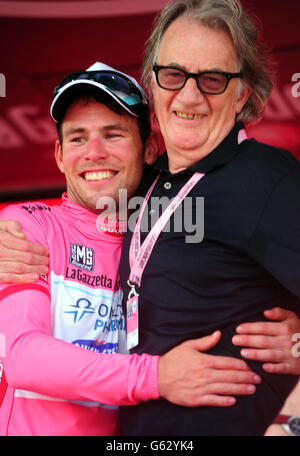 Mark Cavendish vom Omega Pharma Quick-Step Team wird von Designer Paul Smith umarmt, der das neue Pink Jersey nach dem ersten Tag des Giro D'Italia 2013 in Neapel, Italien, entworfen hat. Stockfoto