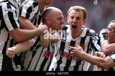 Fußball - FA Vase - Finale - Spennymoor Town / Tunbridge Wells - Wembley Stadium. Keith Graydon (Mitte) von Spennymoor Town feiert mit seinen Teamkollegen, nachdem er das Siegtor des Spiels erzielt hat Stockfoto