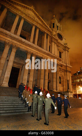 Ein Teil der Mitglieder der Streitkräfte auf den Stufen der St. Paul's Cathedral in der City of London, während einer Generalprobe für das Begräbnis von Baroness Thatcher, dem ehemaligen Premierminister, das am Mittwochmorgen stattfinden wird. Stockfoto