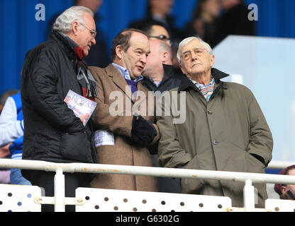 Fußball - Barclays Premier League - Reading gegen Liverpool - Madejski Stadium. Chat-Show-Moderator Michael Parkinson (rechts) schaut von den Tribünen Stockfoto