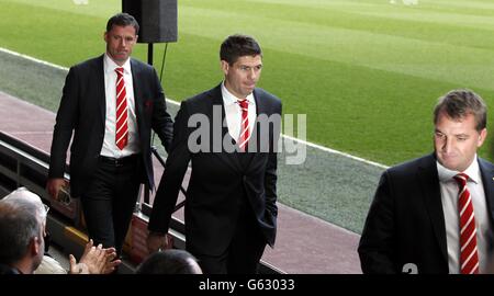 Liverpool-Kapitän Steven Gerrard (Mitte) kommt zum Hillsborough-Trauergottesdienst in Anfield, anlässlich des 24. Jahrestages der Katastrophe, da sie sich an die 96 Liverpool-Anhänger erinnern, die am 15 1989. April bei einem Gedränge im Hillsborough-Stadion von Sheffield am Mittwoch ums Leben kamen. Wo Liverpool Nottingham Forest in einem Halbfinale des FA Cup treffen wird. Stockfoto