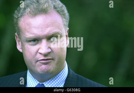 Detective Chief Superintendent Craig Denholm im Yateley Heath Forest in Minley, in der Nähe von Fleet, Hampshire, als Polizeisuchteams in ein abgesperrtes Waldgebiet einreisen, um bei der Jagd nach Amanda Dowlers Mörder nach Hinweisen zu suchen. *...sechs Monate nachdem die 13-Jährige aus Walton-on-Thames, Surrey, auf dem Heimweg von der Schule verschwunden war, wurden ihre Überreste im Wald gefunden. Detektive hoffen, irgendwelche Beweise zu finden, wie ein Haar oder einige von Millys Besitztümern, die zu ihrem Mörder führen könnten. Stockfoto