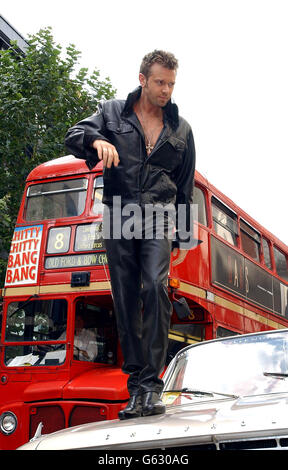 Tag / 30 Elvis Nummer 1 Hits Album. Darren Day Outside im HMV in der Oxford Street, im Zentrum von London, um ein Album mit 30 Elvis-Nummer-1-Hits zu veröffentlichen. Stockfoto