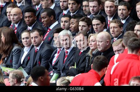 Aktuelle und ehemalige Liverpool-Spieler während des Hillsborough-Trauergottesdienstes in Anfield, anlässlich des 24. Jahrestages der Katastrophe, erinnern sie sich an die 96 Liverpool-Fans, die am 15 1989. April im Hillsborough-Stadion von Sheffield Wednesday bei einem Gedränge ums Leben kamen. Wo Liverpool Nottingham Forest in einem FA Cup Halbfinale treffen sollten. Stockfoto